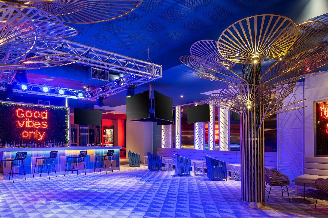Catalonia Grand Costa Mujeres All Suites & Spa Cancún Exteriör bild The interior of the nightclub