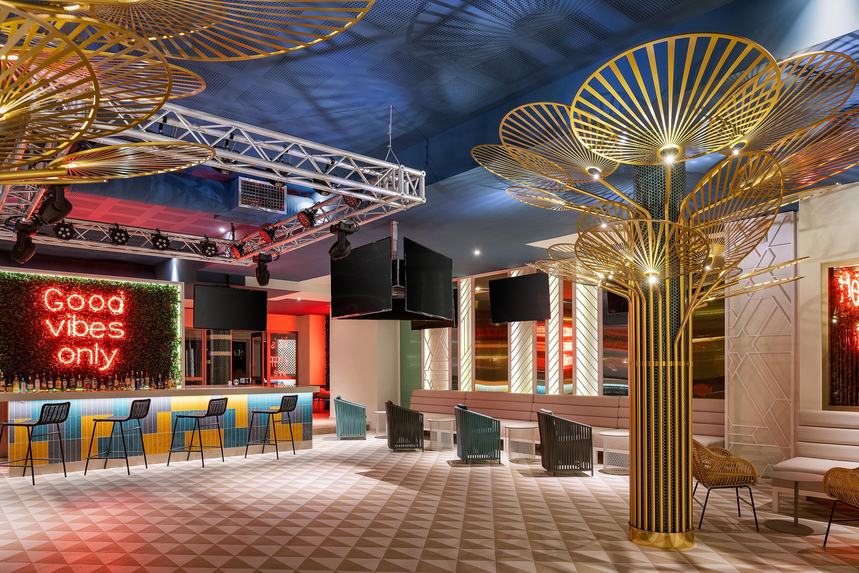 Catalonia Grand Costa Mujeres All Suites & Spa Cancún Exteriör bild The interior of the nightclub