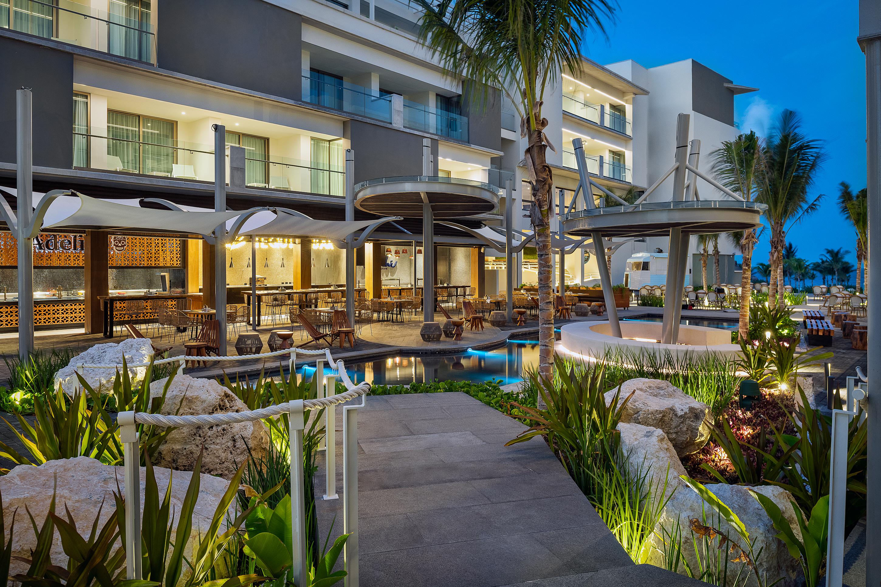 Catalonia Grand Costa Mujeres All Suites & Spa Cancún Exteriör bild The Fives Beach Hotel, located in Playa del Carmen, Mexico