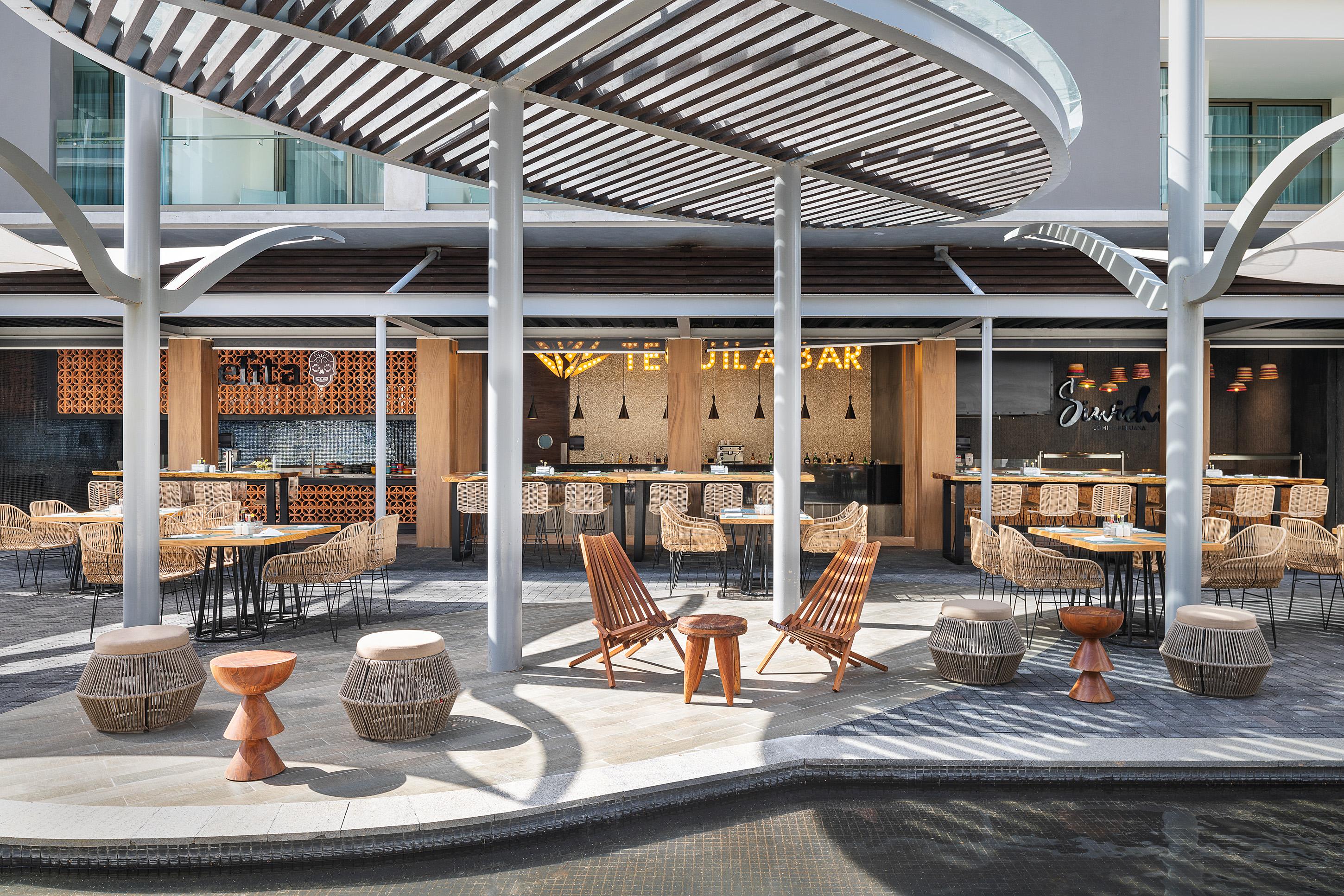 Catalonia Grand Costa Mujeres All Suites & Spa Cancún Exteriör bild The Village Bar