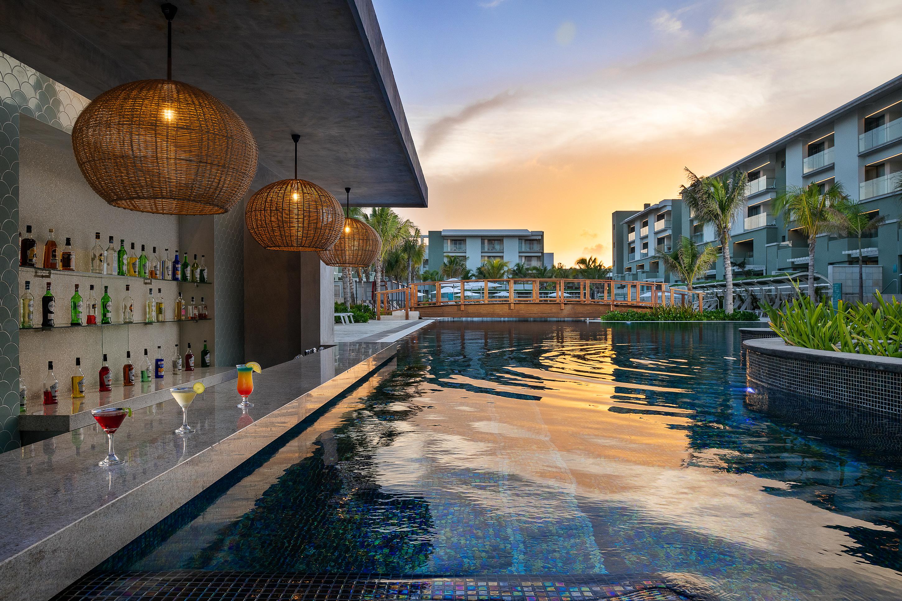 Catalonia Grand Costa Mujeres All Suites & Spa Cancún Exteriör bild The swim-up bar at the hotel