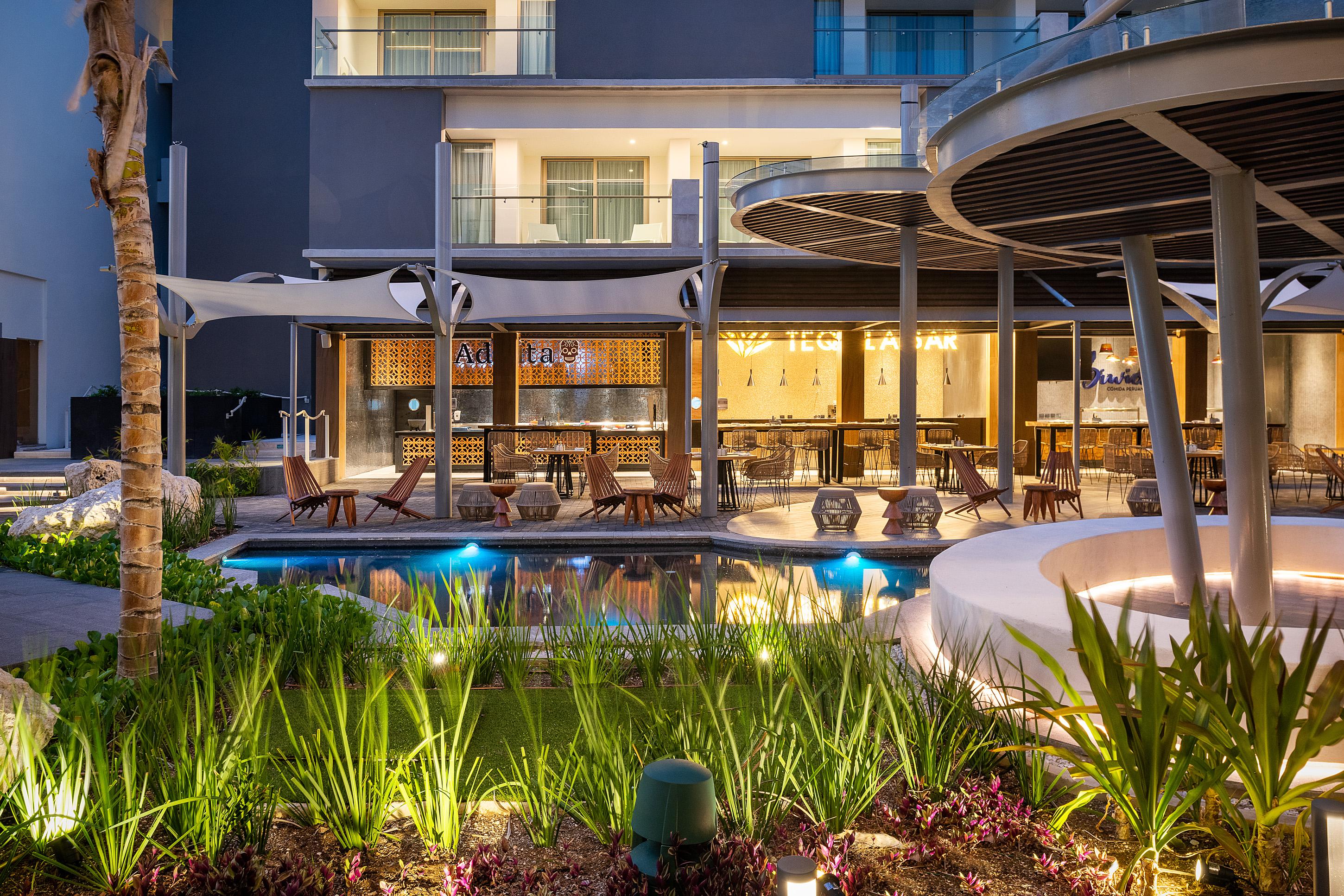 Catalonia Grand Costa Mujeres All Suites & Spa Cancún Exteriör bild The pool at the hotel